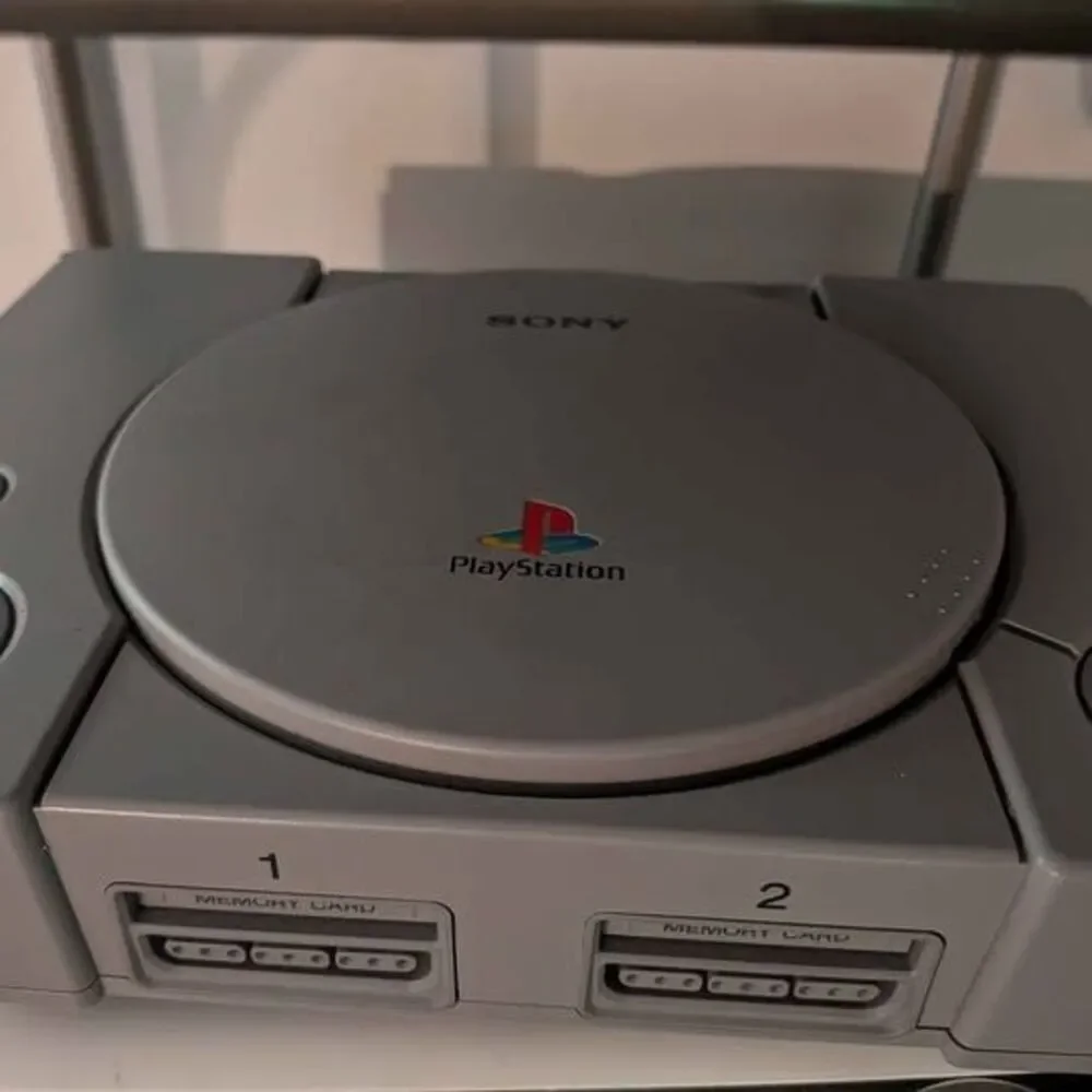 Playstation 1 console with HDMI adapter. No controllers comes with one gam